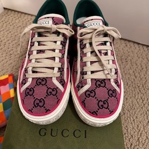 Excellent barely worn condition Gucci sneakers 38.5